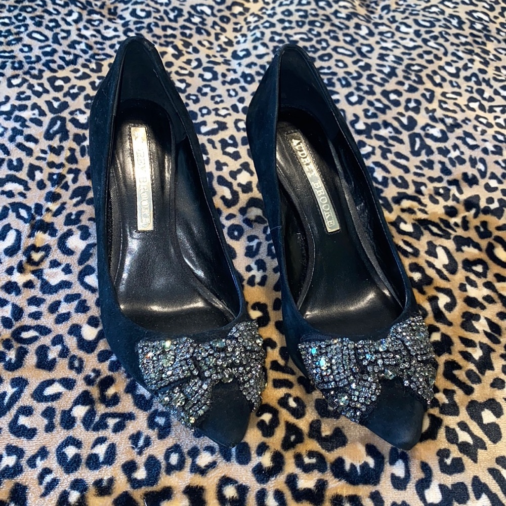Black pumps